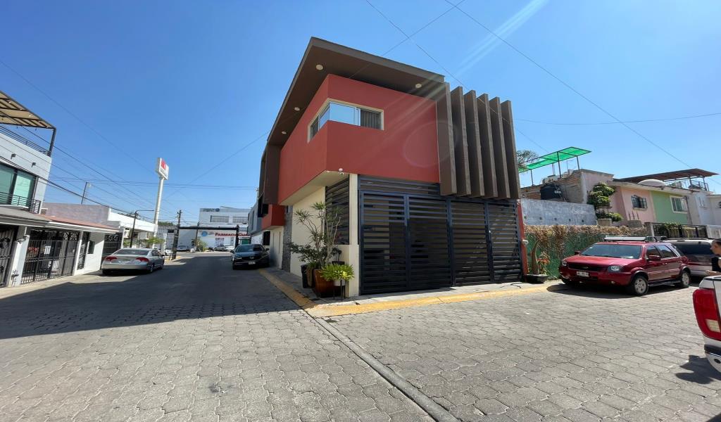 CASA DENTRO DE COTO EN VENTA EN JARDINES DE LA PAZ