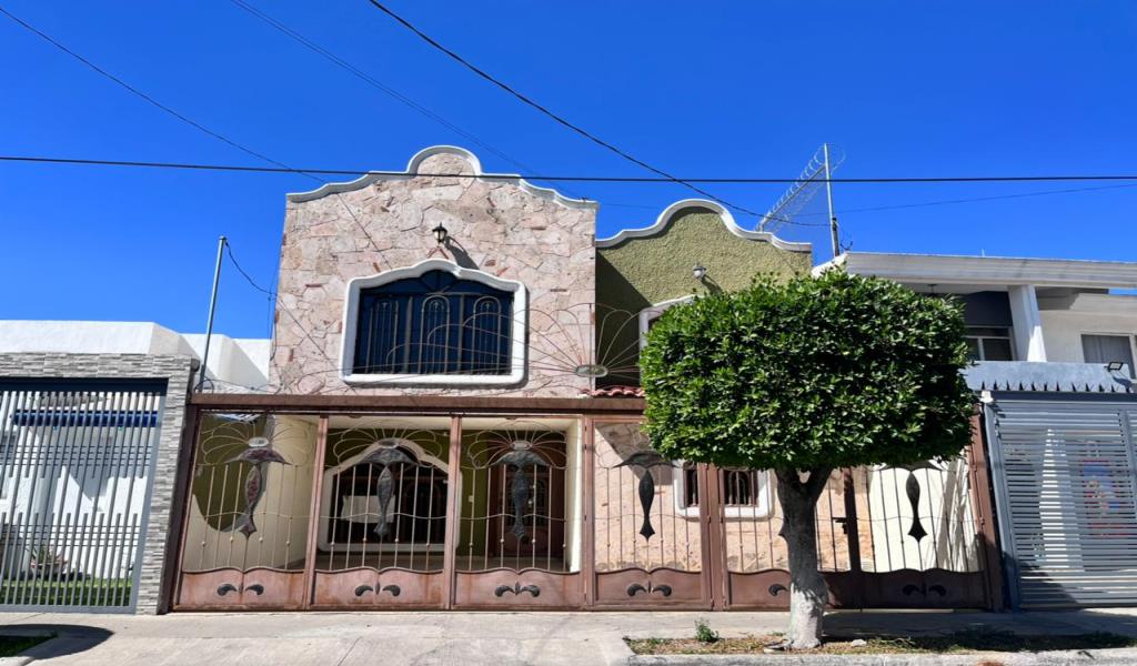 CASA EN VENTA EN JARDINES DE LA CRUZ