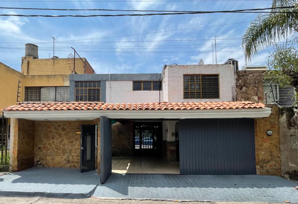 CASA EN VENTA EN INDEPENDENCIA ORIENTE POR EL CENTRO MÉDICO.