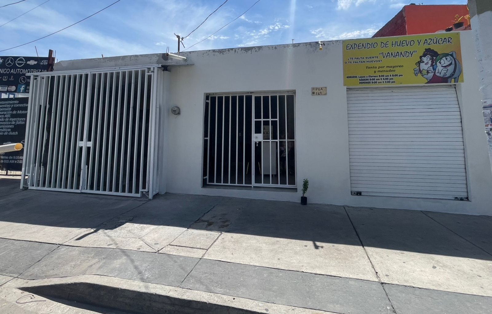 11, CASA CON LOCALES EN VENTA EN LA MARTINICA. (Cerca de tabachines, sobre av comercial,recién remodelada)